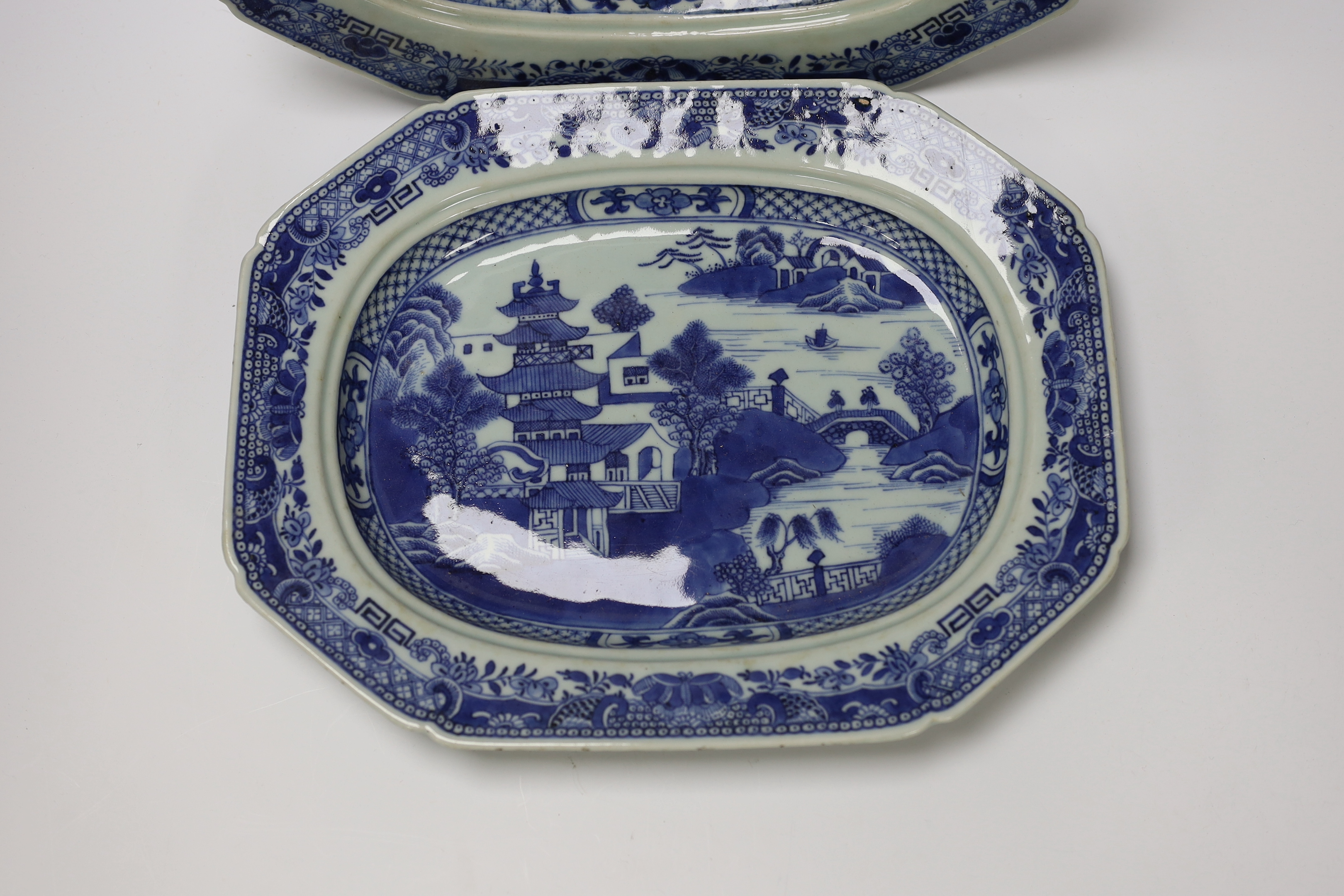 A pair of late 18th century Chinese export serving plates, 36cm